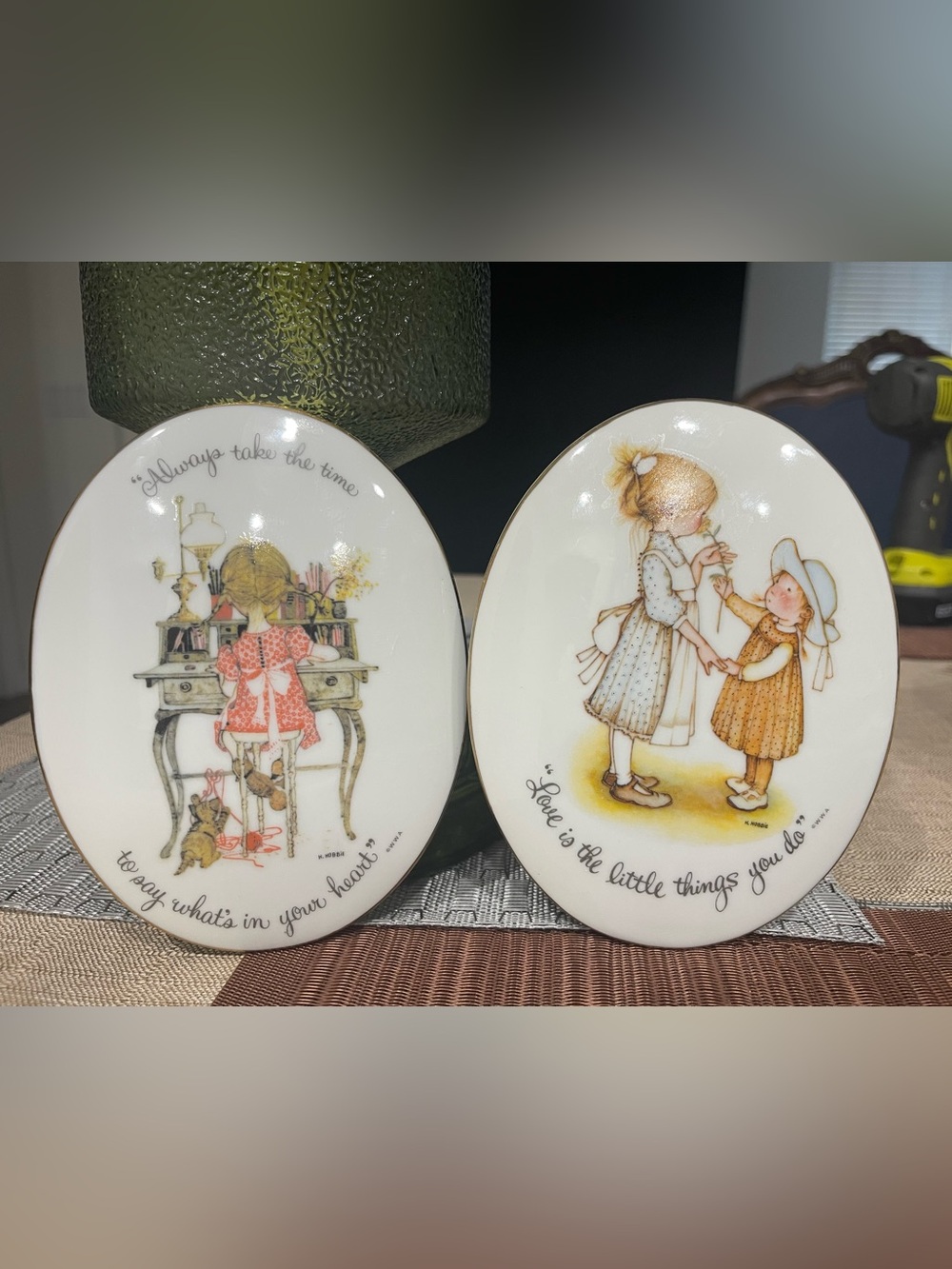 1970’s Vintage Holly Hobbie Wall Plaque Set - Girls Illustration (White/Tan)
